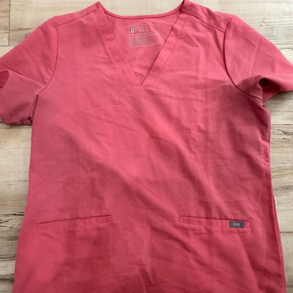 Figs Coral scrub top